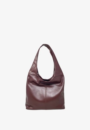 Bolso hobo de cuero marrón con una textura suave, correa curva y un amplio compartimento principal. Los detalles de costura añaden un interés visual sutil.