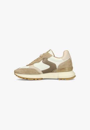 Beige en crèmekleurige lage sneaker met suède en leren panelen, vetersluiting, gewatteerde zool en gestructureerde rubberen buitenzool.