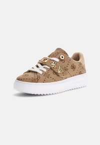 Sneaker din pânză maro cu un design patterned, șireturi albe și accente din metal aurit. Talpă groasă de culoare albă cu un profil texturat pentru aderență.