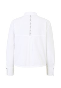 Camicia bianca a maniche lunghe con colletto, polsini abbottonati, schiena plissettata e una linea decorativa di piccoli cristalli lungo il centro della schiena.