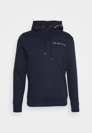 Granatowa bluza z kapturem z przednią kieszenią, regulowanymi sznurkami i białym napisem "NEW YORK, EST. 1985" na piersi.