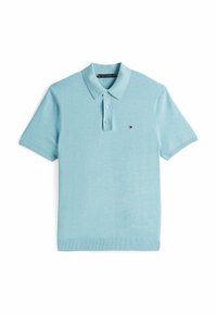 Camisa polo azul claro hecha de algodón, con un cuello clásico, tapeta de tres botones y un pequeño logo bordado en el pecho.