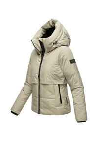 Beige gewatteerde jas met een hoge kraag, grote capuchon en rits aan de voorkant. Kenmerkt zich door zwarte accenten, ritszakken en een cropped ontwerp.