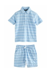 Stripet blå kortærmet polo-shirt med krave og tre knapper, parret med matchende shorts med snoretræk og sidelommer.