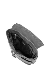 Czarna skórzana torba na ramię, z miękką podszewką z zamszu, kieszenią na zamek i klapą na zatrzask. Wnętrze jest przestronne o gładkiej fakturze.