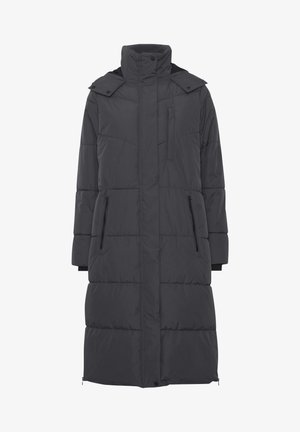 Abrigo acolchado largo de color gris oscuro con un alto cuello, bolsillos frontales con cremallera y un patrón de acolchado horizontal. Presenta puños acanalados y un diseño de longitud media.