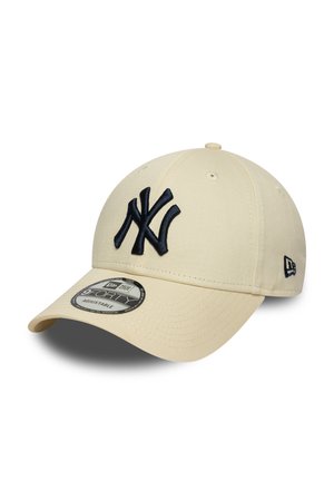 Hellbeige Basecap mit einem marinen, gestickten "NY"-Logo. Verfügt über eine runde Krone, einen gebogenen Schirm und einen verstellbaren Riemen auf der Rückseite.
