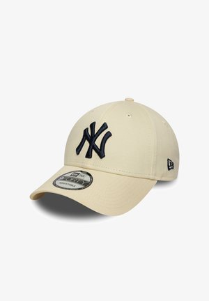 Hellbeige Basecap mit einem marinen, gestickten "NY"-Logo. Verfügt über eine runde Krone, einen gebogenen Schirm und einen verstellbaren Riemen auf der Rückseite.