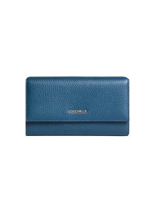 Portafoglio in pelle blu testurizzata con logo in oro "Coccinelle" centrato sulla patta anteriore, forma rettangolare, chiuso.