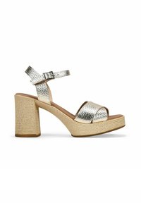 Sandalias de plataforma metálicas en color plata con una amplia tira frontal y hebilla en el tobillo. Tacón de bloque texturizado y plataforma de color natural tejida.