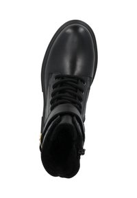 Botte de combat noire en cuir à lacets avec bout arrondi, sangle de cheville, fermeture éclair sur le côté et doublure intérieure rembourrée.