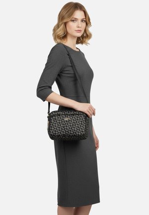 Borsa a tracolla in tessuto nero con motivo geometrico, logo dorato, forma rettangolare e tracolla rimovibile.