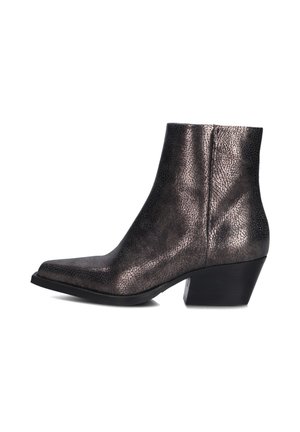 Botte à cheville en bronze métallique avec un bout pointu, une surface texturée, un talon bloc de hauteur moyenne et une fermeture éclair sur le côté pour un enfilage facile.