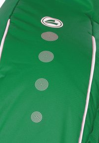 Prodotto imbottito verde con un design a motivo perforato circolare disposto su tre righe e una striscia bianca lungo il bordo. Presenta un logo.
