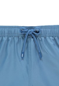 Blå svømmebukser med elastisk talje og justerbar snor. Glat, letvægtsstof med en subtil glans og uden synlige mønstre.