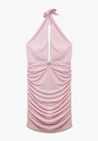 Różowa sukienka na halter z gładkiego materiału, z marszczonym wzorem, centralnym złotym detalem oraz wiązaniem na szyi.