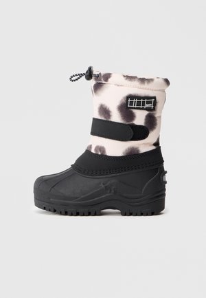 Botas de inverno para crianças com sola de borracha preta, parte superior com manchas rosa e preta, tira de velcro e cordão elástico na parte superior.