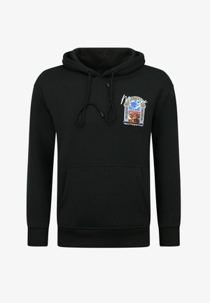 Zwarte hoodie met voorzak, capuchon met trekkoord en een kleine kleurrijke afbeelding van een sierlijk raam met landschap en tekst op de borst.
