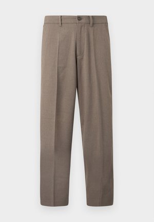 Pantaloni in un tessuto marrone chiaro con una texture liscia, dotati di un design a gamba dritta, pieghe frontali e chiusura con bottone in vita.