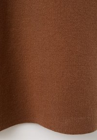 Brązowa, ribbed tkanina o miękkiej fakturze i lekko elastycznych właściwościach, posiadająca gładką, jednolitą powierzchnię bez wzorów czy akcentów.