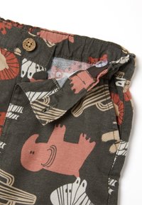 Shorts en coton en tissu gris foncé avec des motifs d'animaux colorés, fermeture à bouton, taille élastique et coutures contrastantes.