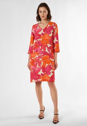 Blumenkleid mit V-Ausschnitt, Dreiviertelärmeln und einer Mischung aus Pink, Orange und Cremefarben. Glatter Stoff mit lässiger Passform.