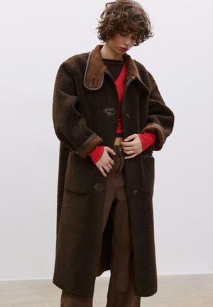 - Klasyczny płaszcz