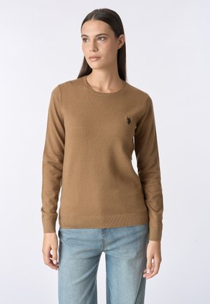 Maglione marrone lavorato a maglia con scollatura rotonda e maniche lunghe, dotato di un piccolo logo nero sul petto e di un orlo a coste.