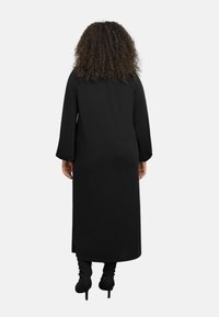 Live Unlimited London V-NECK MIDI - Trikoomekko - black