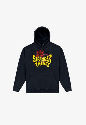 Sweat à capuche noir avec un graphisme coloré "Stranger Things" orné de flammes rouges et jaunes, une poche avant et une capuche à cordon.