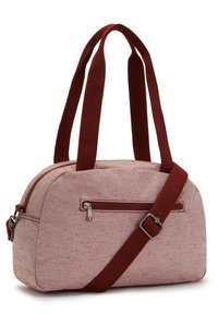 Rød og hvid taske med fiskebensmønster, der har dobbelte håndtag, en justerbar rem og en frontlomme med lynlås. Konstrueret af tekstureret stof.