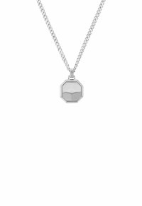 Collana in argento con un pendente ottagonale caratterizzato da una texture spazzolata e bordi lucidi, sospeso a una robusta catena a maglie.