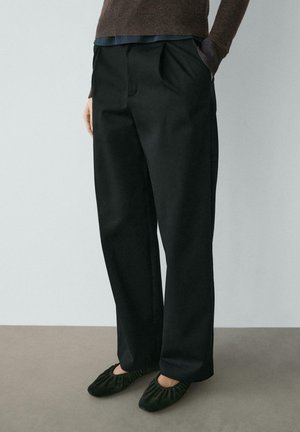 - Spodnie materiałowe