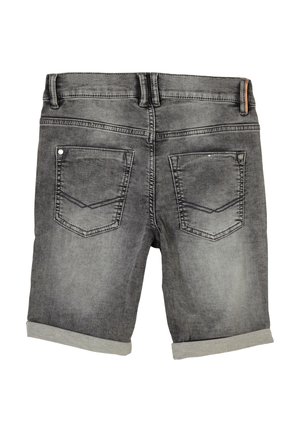 Szare szorty jeansowe z podwiniętym brzegiem, wyposażone w dwie tylne kieszenie i kontrastowe przeszycia. Tkanina ma wyblakłe wykończenie.
