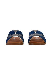 Blauwe suède sandalen met open neuzen, voorzien van een kruisbandontwerp, leren binnenzool en een platte zool. Gelaagde details op de banden.