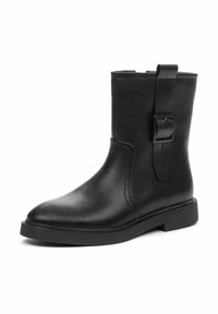 Zwarte enkellaarsjes van leer met een platte zool, een afgeronde neus, een gespsluiting aan de zijkant en een gladde textuur. Voorzien van stiknaden langs de naden.