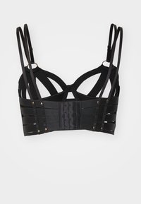 Čierny bralette s pevným dizajnom, ktorý má elastické ramienka, zapínanie na háčik a prešívané panely pre podporu a štýl.