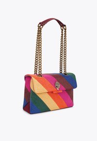 Borsa a mano multicolore con strisce diagonali in vari colori, dotata di una tracolla in catena metallica e di una chiusura con un emblema decorativo.