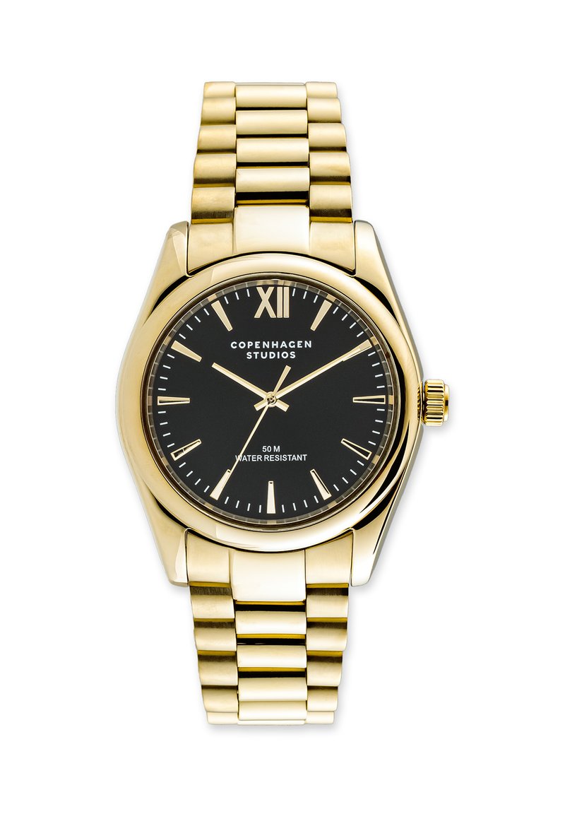 Goldene Metallarmbanduhr mit schwarzem Ziffernblatt, goldenen Stundenmarkierungen und "Copenhagen Studios"-Branding, die die Uhrzeit 10:10:09 anzeigt.