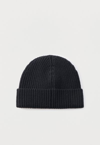 Bonnet noir en tricot avec bordure repliée, présentant des motifs en côtes et en tricot texturé sur un fond blanc.