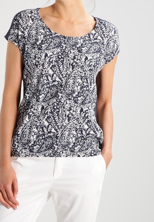 Blusa de rayas azul marino y blanca con mangas cortas y escote redondo, que presenta un diseño de paisley y un ajuste relajado.