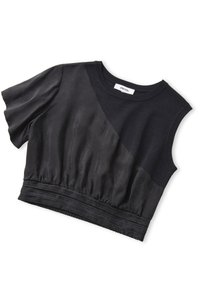 Zwarte cropped top met een combinatie van textuurstof en glad gebreid materiaal. Heeft korte mouwen, een geplooide zoom en een label bij de halslijn.