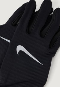 Schwarze Handschuhe aus einem strukturierten, dehnbaren Material; verfügen über ein silbernes Nike-Logo auf der Rückseite, mit einzelnen Fingerabschnitten und einer engen Passform.