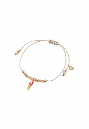 Bracciale regolabile color oro con accenti di perline, caratterizzato da un ciondolo a forma di cono gelato in miniatura con dettagli rossi e crema.