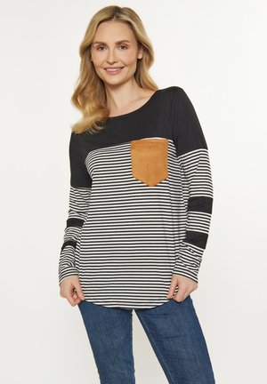 Camicia a maniche lunghe a righe con strisce orizzontali bianche e nere e una tasca marrone testurizzata. Tessuto morbido con una vestibilità rilassata.