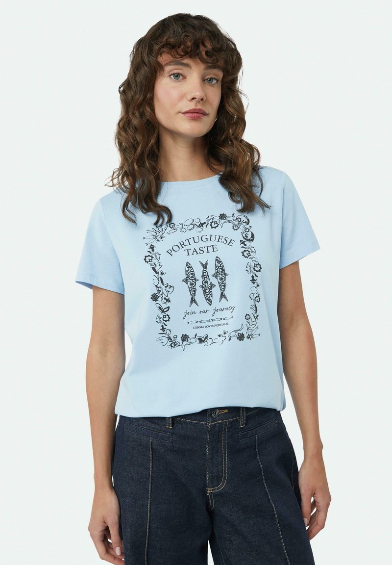 Jasnoniebieska bawełniana koszulka z czarnym graficznym wzorem z kwiatowymi akcentami oraz napisem "PORTUGUESE TASTE" i "dołącz do naszej podróży."