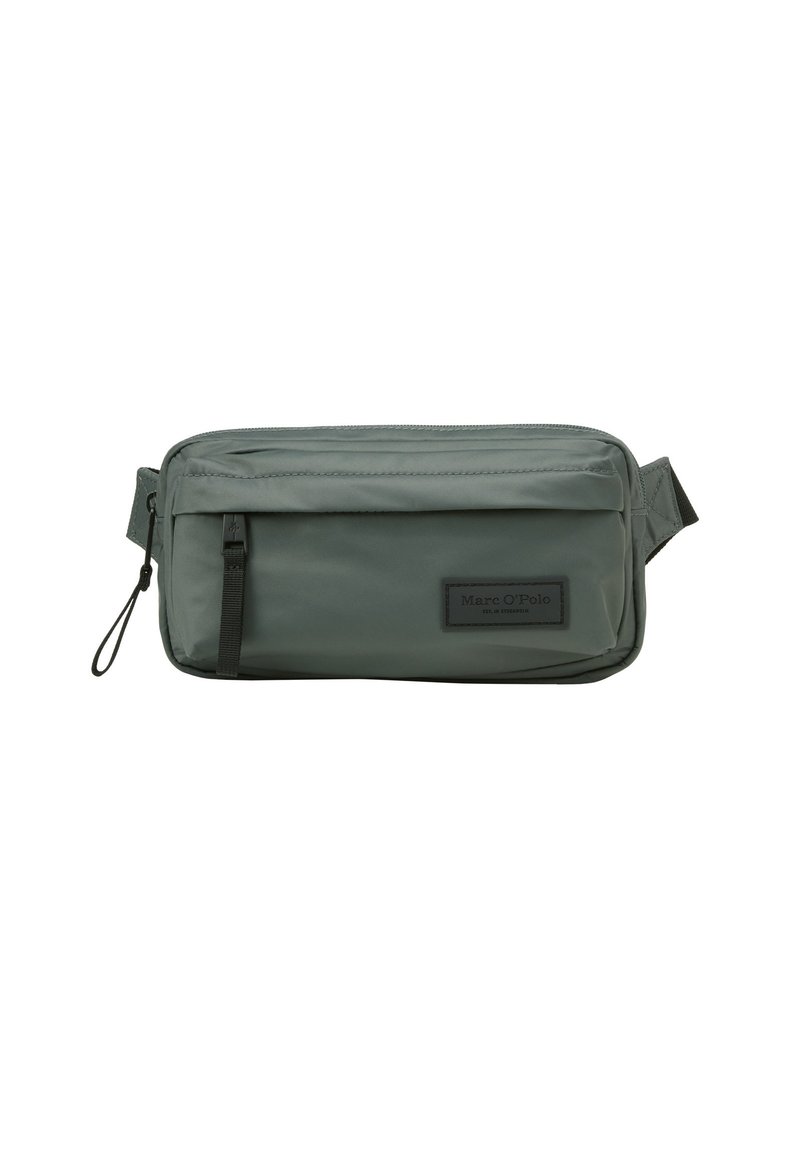 Borsello rettangolare verde oliva con tasca frontale con cerniera, con maniglie nere e una patch nera con l'etichetta "Marc O'Polo" sul fronte.