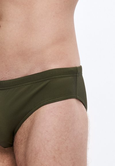 Σκούρο ελαιώδες πράσινο μαγιό σλιπ κατασκευασμένο από λείο, ελαστικό ύφασμα, με απλό σχέδιο, φαρδύ ελαστικό στη μέση και ενισχυμένες ραφές.