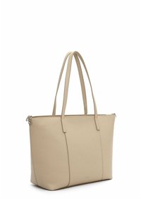 Beige nepleer tote bag met twee lange hengsels, rechthoekige vorm, gestructureerd oppervlak en een ritssluiting aan de bovenkant. Minimalistisch ontwerp.