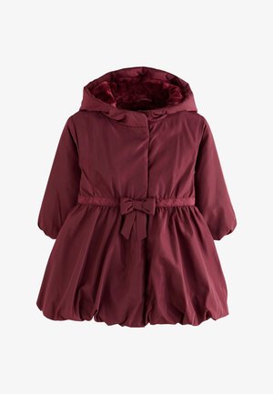 Burgundia voodriga mantel kapuutsiga, vöörihmaga taljes ja rippuva seelikuga. Sile välimus pehme faux naha voodriga ja lipsu aktsent.